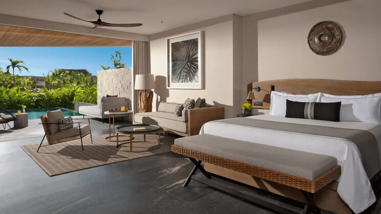 Signature Suite Swim Out Tropical View